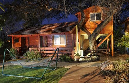 Sde Eliezer House | Inviting Eitan Wood Cabins Resort with Oceanfront Pool