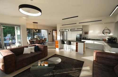 Hanita Villa | Alon HaGalil Villa: Private Pool and Breathtaking Views