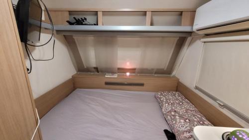 Al-Maghtas Apartment | Inviting Studio in Avnat - Family-Friendly Retreat