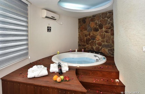 Had Nes Cabin | Discover אצולה בגולן: Family-Friendly Retreat with Pool