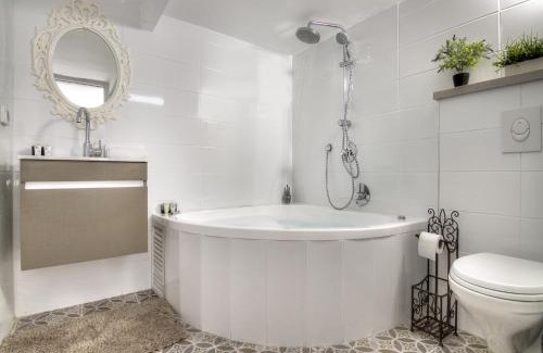 Safed Old City Villa | Experience אצולת הכיכר: Top-Rated with Pool & Hot Tub