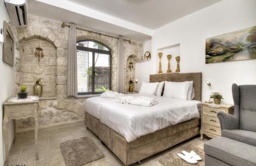 Safed Old City Villa | Experience אצולת הכיכר: Top-Rated with Pool & Hot Tub