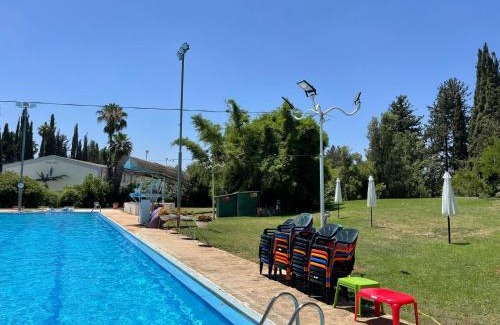 Bruchim Qela' Alon Villa | Experience Family-Friendly Comfort at Aronek's Place