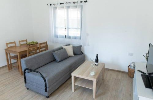Bruchim Qela' Alon Villa | Experience Family-Friendly Comfort at Aronek's Place
