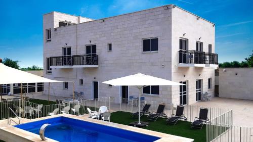 Emek HaMaayanot House | ASHTORI: Oceanfront Escape with Pool and Spa Amenities