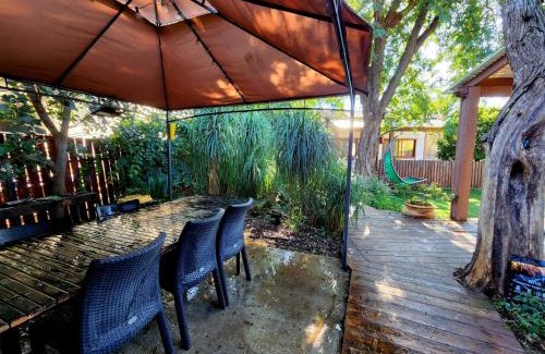 Mishmar HaYarden Cabin | Relax at אתנחתא בירדן: Pet-Friendly with Ocean Views