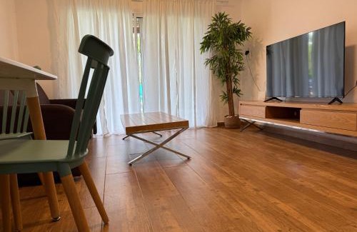HaGoshrim Apartment | Kid-Friendly Retreat at בית בקיבוץ with 9.2/10 Rating