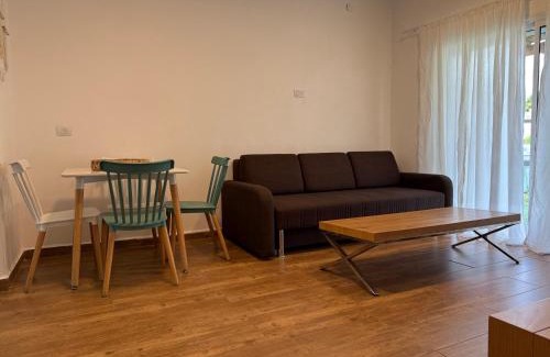 HaGoshrim Apartment | Kid-Friendly Retreat at בית בקיבוץ with 9.2/10 Rating