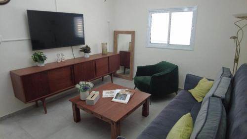 Hadera Apartment | Oceanfront Bliss at בית זיני - Z נופש with 9.6 Guest Rating