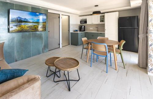Haifa Apartment | Beachside Bliss: 4-Star Retreat with Jacuzzi & Ocean Views