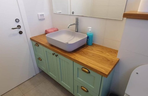 Tel Aviv Apartment | Family-Friendly Stay at בית עופר with Kitchen Amenities