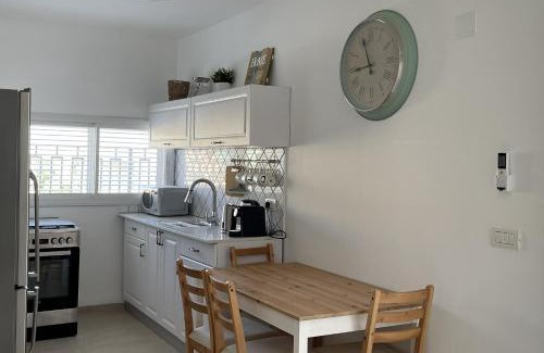 Beit HaShita Apartment | Guest Rated 10/10: בית פלג in בית השיטה Awaits You