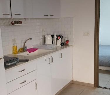 Netanya Apartment | Explore בלב העיר: Family & Pet-Friendly Escape