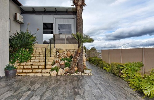 Safed House | Enchanting Escape at בקצה היער: Pool & Family Fun Awaits