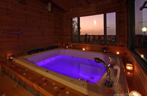Mateh Asher Cabin | Unmatched Bliss at בקתות מול השקיעה with Hot Tub Retreat