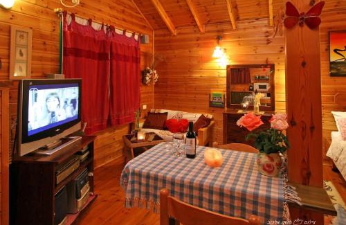 Mateh Asher Cabin | Unmatched Bliss at בקתות מול השקיעה with Hot Tub Retreat