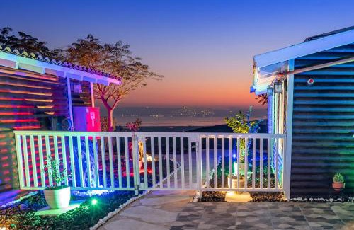 Had Nes Cabin | Exceptional Oceanfront Stay at דובדבן בגולן with Pool