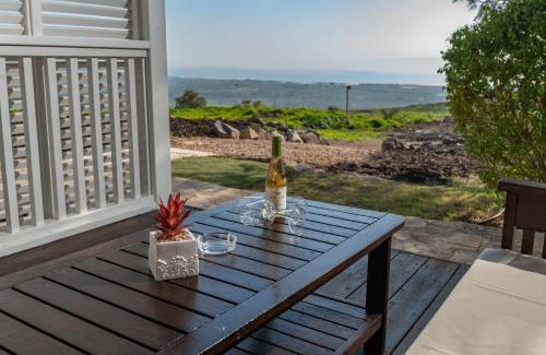Had Nes Cabin | Exceptional Oceanfront Stay at דובדבן בגולן with Pool