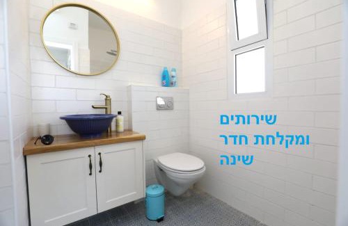 Hadera Apartment | Beachfront Gem in Turquoise with High Guest Ratings