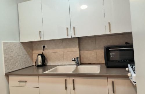 Bene Beraq Apartment | Central Apartment: Pet & Child Friendly Getaway