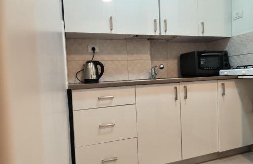 Bene Beraq Apartment | Central Apartment: Pet & Child Friendly Getaway