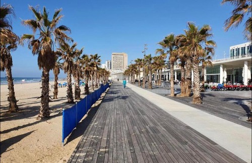 Bat Yam Apartment | Beachfront Retreat: Colny Beach with Pool & Hot Tub