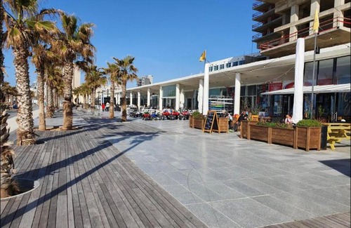 Bat Yam Apartment | Beachfront Retreat: Colny Beach with Pool & Hot Tub