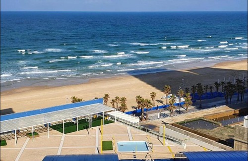 Bat Yam Apartment | Beachfront Retreat: Colny Beach with Pool & Hot Tub