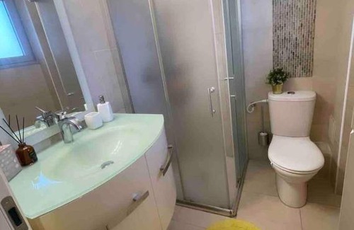 Rishon LeTsiyon Apartment | Stylish Boutique Apartment at SKY Towers for Your Getaway