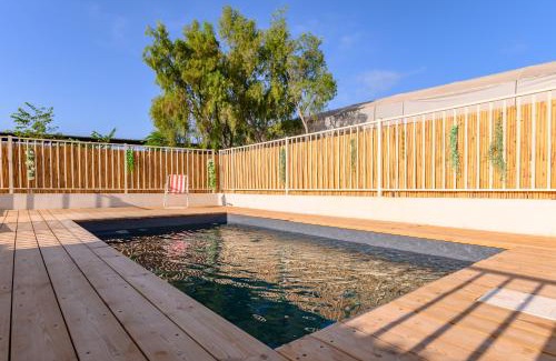 Shadmot Dvora Apartment | Merhavim Villa: Oceanfront Retreat with Pool & 9.3 Rating