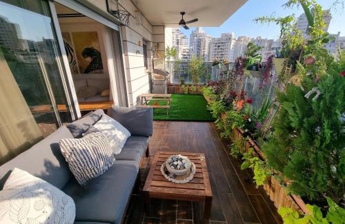 Petah Tikva Apartment | Family-Friendly 6-Room Apartment in Em HaMoshavot