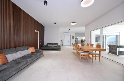 Safed Bed & Breakfast | Unforgettable Stay at הבית בלב כנען with Private Pool