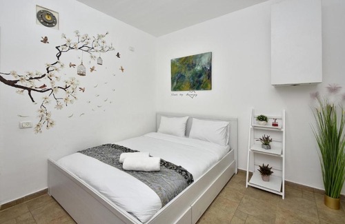 Manot Apartment | Experience Comfort at הגליל הקורן: Pool & Hot Tub Awaits