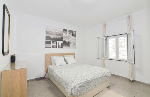 Hadera Apartment | Experience הדירה בלבן: Ocean Views & Private Beach Awaits