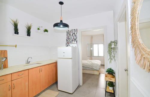 Hadera Apartment | Experience הדירה בלבן: Ocean Views & Private Beach Awaits