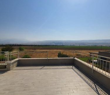 Sde Nehemia Apartment | Cozy Unit by the Stream with Views of Mount Hermon