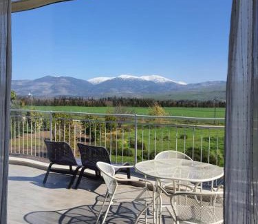 Sde Nehemia Apartment | Cozy Unit by the Stream with Views of Mount Hermon