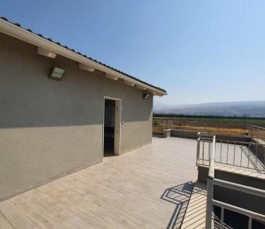 Sde Nehemia Apartment | Cozy Unit by the Stream with Views of Mount Hermon