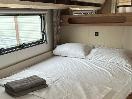 Hadera Other | Explore המתחם: Family-Friendly Retreat with Hot Tub