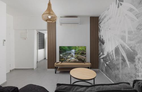 Eilat Apartment | Family-Friendly Retreat at השיטה 1 with Top Guest Ratings