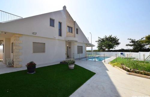Gilboa Villa | Discover the Enchantment of וילת קסם הזוהר in NIR YAFE