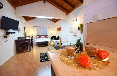 Goren Cabin | Experience the Charm of זוהר של זכרונות with Hot Tub & Pool