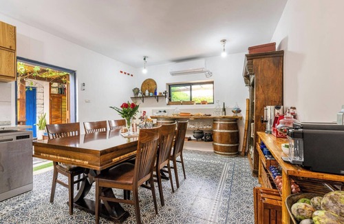Hadera Apartment | Shared Room Near the Sea: Perfect Spot on Israel Trail