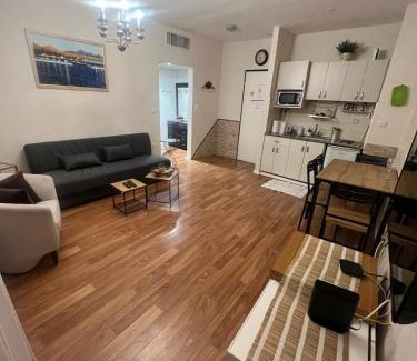 Caesarea Apartment | Discover יולי גולף: Oceanfront Retreat with Hot Tub Relaxation