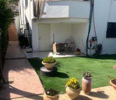 Qiryat Shemona Apartment | יחידית דיור משופצת עם גינה ומקלט - היחידה בגליל