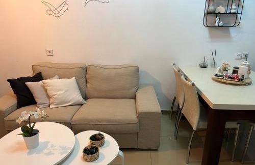Acre Apartment | Charming "יעד" Rural Retreat with Child-Friendly Amenities