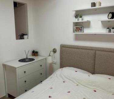 Acre Apartment | Charming "יעד" Rural Retreat with Child-Friendly Amenities