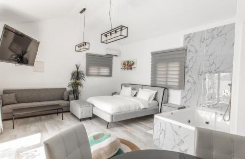 Vered Hagalil Bed & Breakfast | Relaxing Getaway at כלניות בגליל with Jacuzzi & Pool