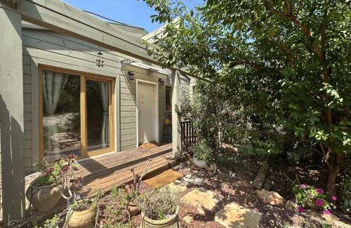 Amirim House | Discover לב אמירים: Oceanfront Stay with Pool & Breakfast