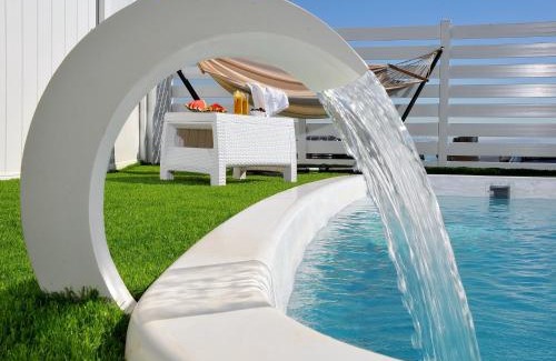 Had Nes Bed & Breakfast | Relax at La Pazza: Private Jacuzzis & Pools by the Sea